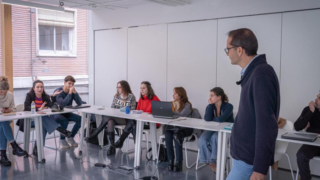 El periodista David Jiménez durante su clase magistral a los alumnos de la primera promoción del Máster de Periodismo de El Español.