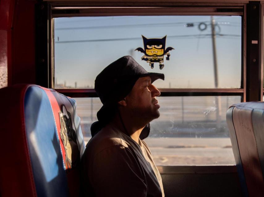 El primo de Esmeralda observa en silencio desde el autobús que traslada a familiares y voluntarios hacia la zona de rastreo, a una hora al sur de Ciudad Juárez.
