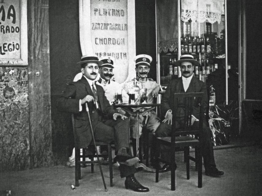 Un velador en Zaragoza, en el año 1913.