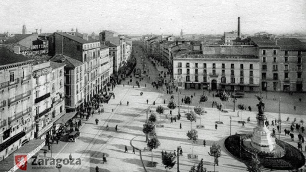A lo lejos el café Europa, donde ahora está el Banco de España, aunque ya sin terraza.