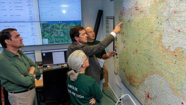 Mañueco visita el Centro Autonómico de Mando