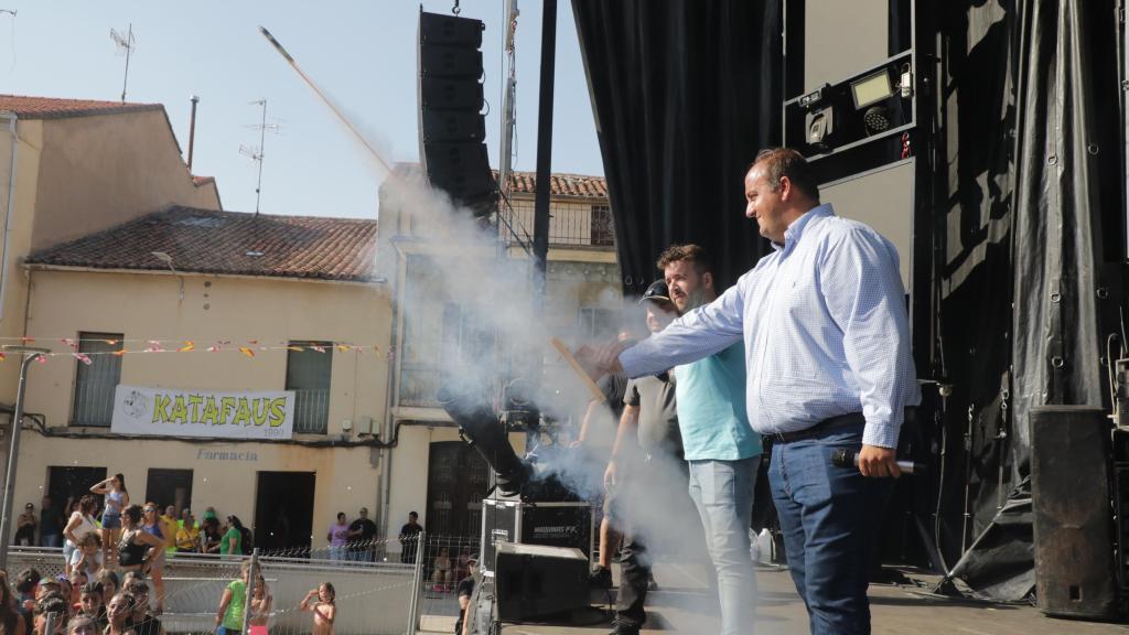 El alcalde de Guijuelo, el alcalde, Roberto Martín, lanzando el chupinazo 2025