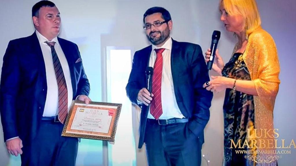 El gerente de la Mancomunidad de Salnés, Ramón García Guinarte, durante un acto organizado por el club de inversores Luks Marbella hace cerca de once años en que distinguió a Vasilenko por su labor de puente con Galicia.