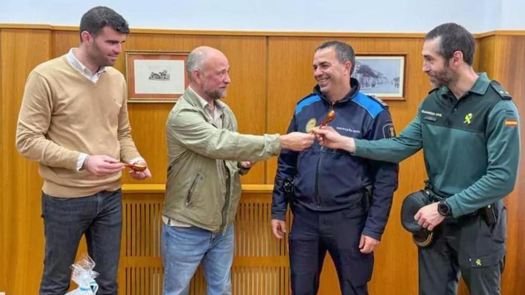 El teniente en funciones de la Guardia Civil en A Estrada y el jefe de la policía local de A Estrada, recibiendo un regalo del responsable de la policía del Kremlin en España, Levoshin, durante un acto celebrado en la casa consistorial de la población pontevedresa.