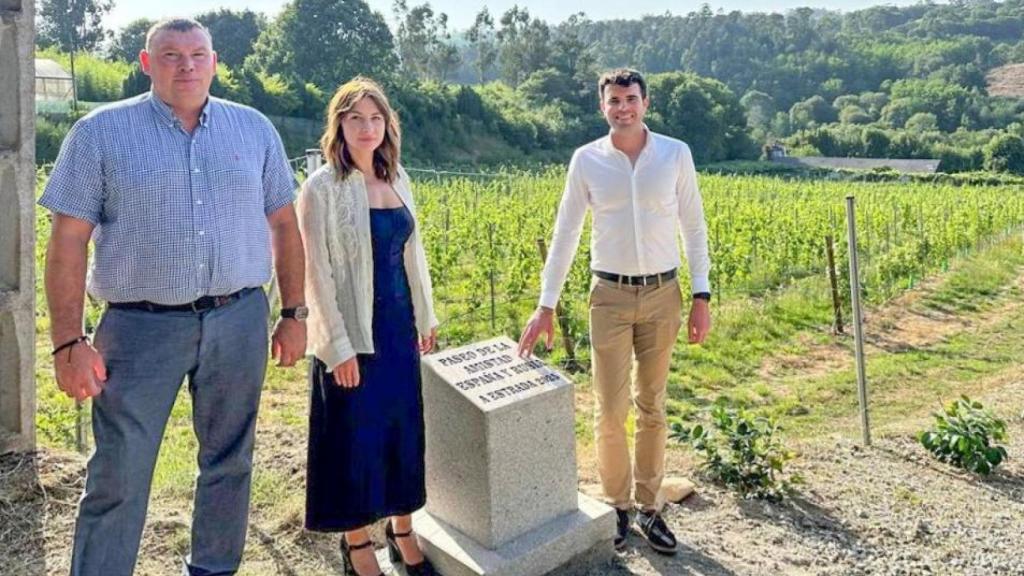 Esta foto del alcalde de A Estrada, Gonzalo Louzao, con Vasilenko, fue publicada por todo el aparato de propaganda ruso hace dos meses como “la inaguración de un paseo de la amistad entre España y Rusia”.