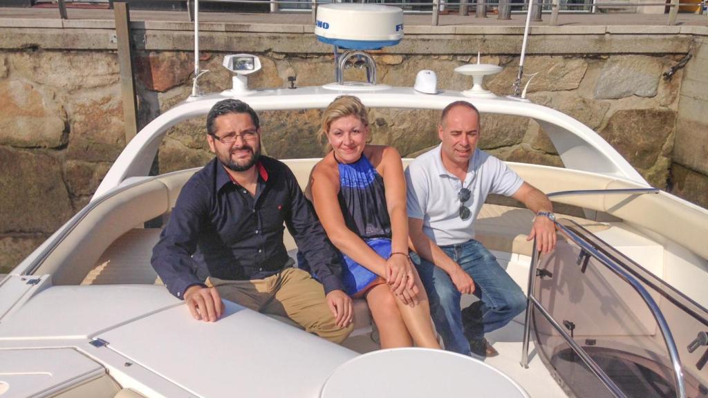 El de la izquierda es el gerente de la Mancomunidad de Salnés, Ramón García Guinarte, y el de la derecha, Javier Tourís, primer teniente de alcalde de Vilanova de Arousa, con el que Vasilenko formó una sociedad. En el centro, una de las responsables de Luks Marbella durante la visita que realizó a la comarca gallega. Pretendían potenciar el turismo de la zona creando lazos con los rusos.