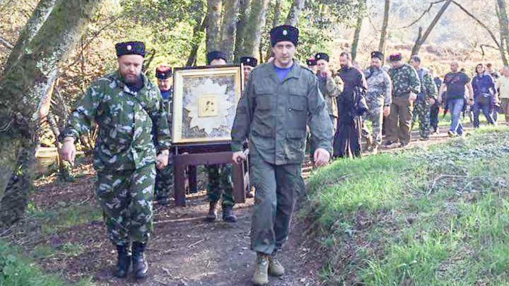 Los cosacos de Vasilenko, un cuerpo integrado por Putin en el ejército de Rusia, durante un desfile procesional por los tramos de la Ruta Jacobea de Vilanova de Arousa.