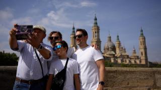 Un grupo de turistas se fotografía en el puente de Piedra de Zaragoza.