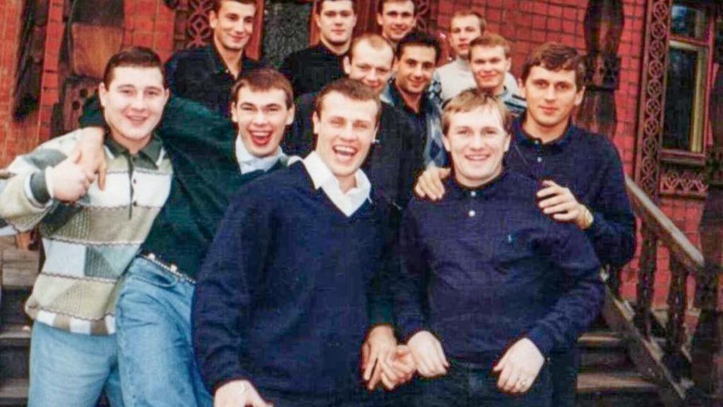 Vasilenko es el segundo por la izquierda. La foto fue tomada hace más de 25 años, algo antes de que tuviera que salir huyendo de Rusia tras imputar al padrino de la mafia siberiana y acusarle de encargarle un asesinato. Luego, desde Chipre, Vasilenko se desdijo.