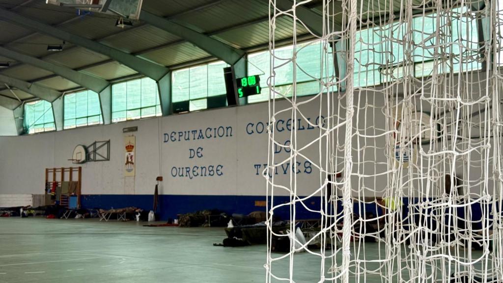 Unos treinta efectivos de la UME descansan en el Polideportivo de Trives.