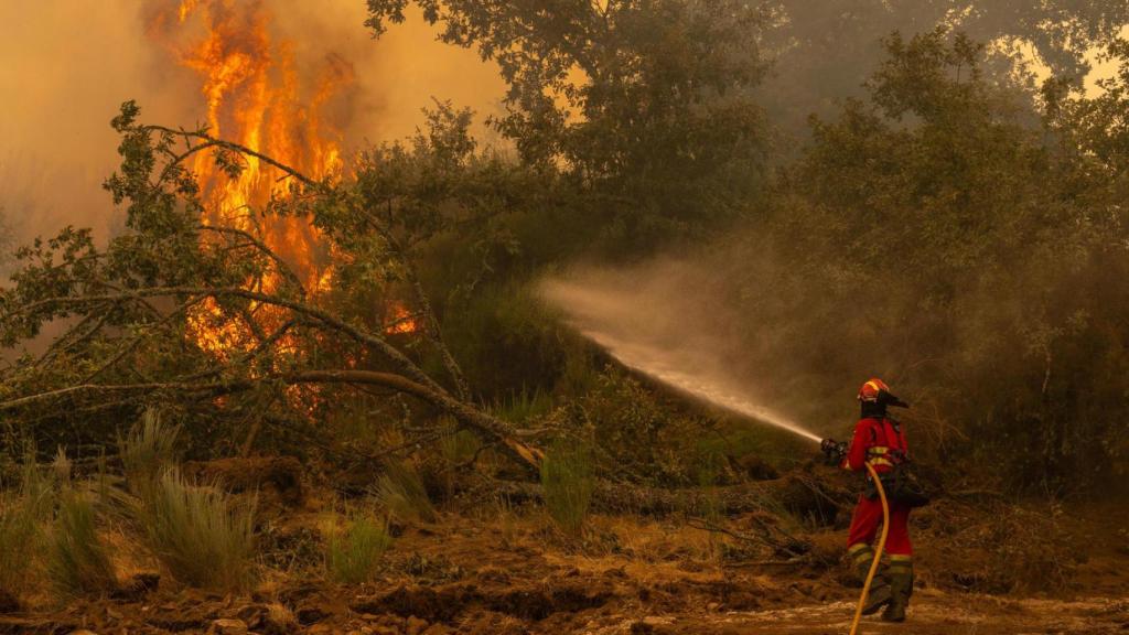 Un efectivo de la UME, durante la intervención en Chandrexa de Queixa.