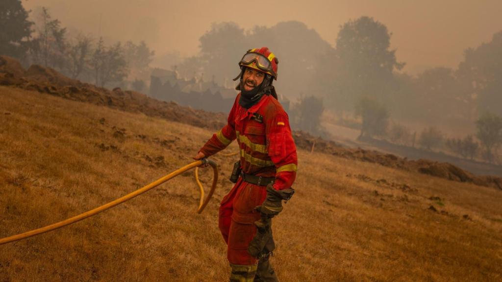 Otro efectivo de la UME, durante las labores de extinción del incendio en Chandrexa de Queixa.