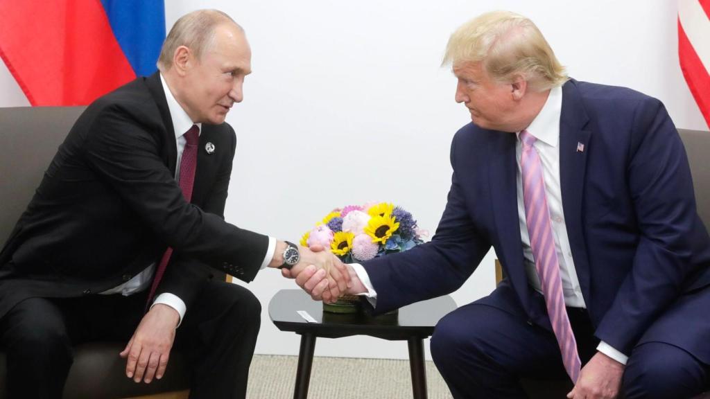 Conversación entre el presidente de Rusia, Vladímir Putin, y el presidente de Estados Unidos, Donald Trump, durante un encuentro al margen de la cumbre del G20 en Osaka.
