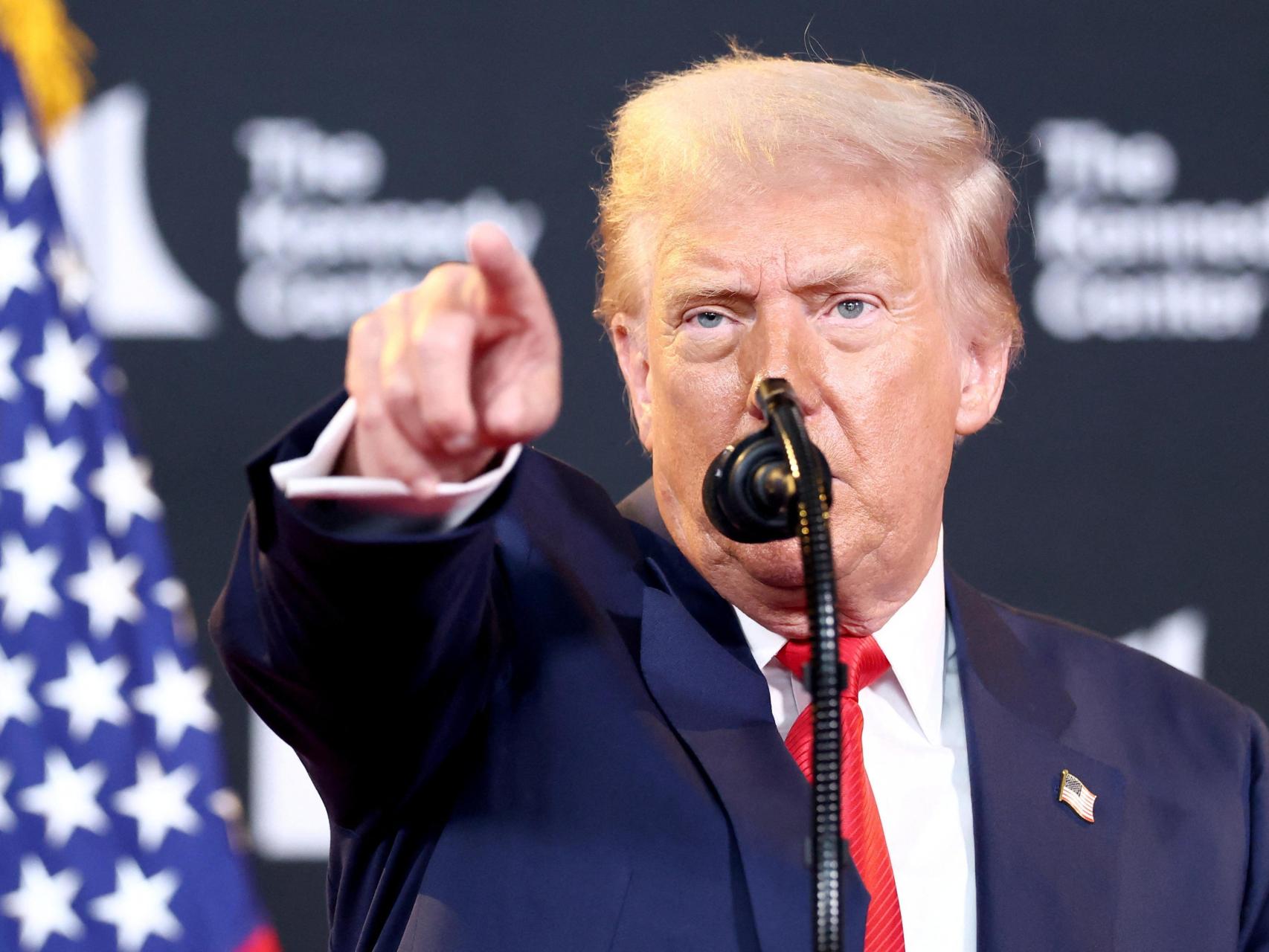 El presidente de Estados Unidos responde a una pregunta durante una visita al Kennedy Center.