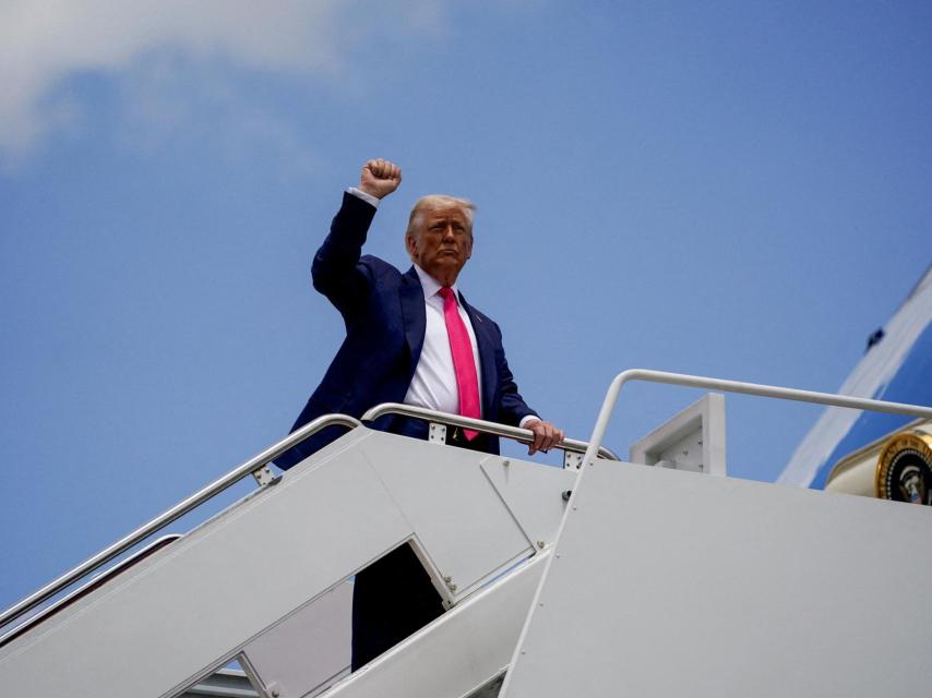 Donald Trump antes de entrar en el Air Force One.