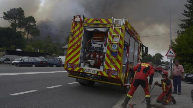 Varios servicios de emergencia trabajan en la extinción del fuego, a 12 de agosto de 2025, en Seixalbo, Ourense, Galicia (España).