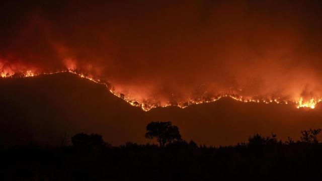 Vista del incendio forestalen Oímbra (Orense)