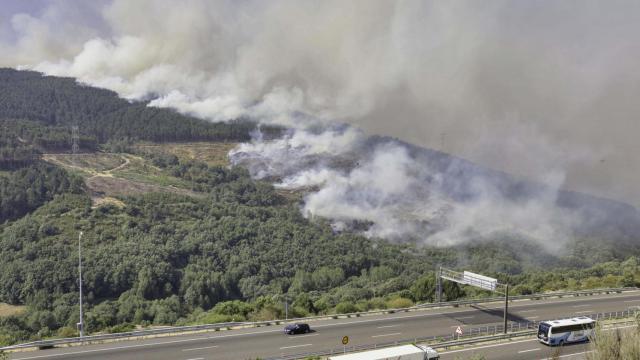 Incendio en la frontera de Galicia y Castilla y León en la localidad zamorana de Castromil