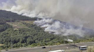 Incendio en la frontera de Galicia y Castilla y León en la localidad zamorana de Castromil