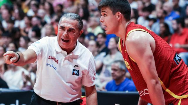 El entrenador de la Selección española de baloncesto, Sergio Scariolo, da instrucciones a Jaime Pradilla.