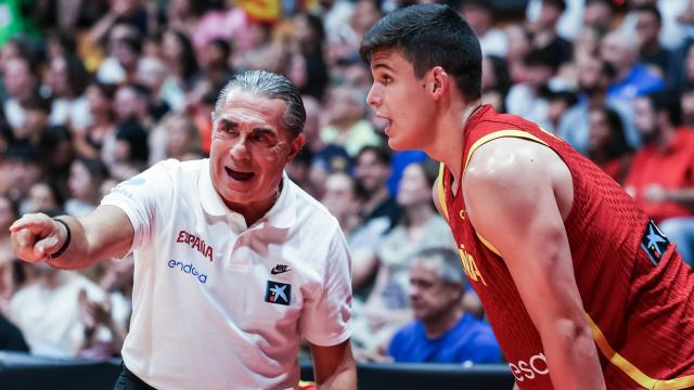El entrenador de la Selección española de baloncesto, Sergio Scariolo, da instrucciones a Jaime Pradilla.