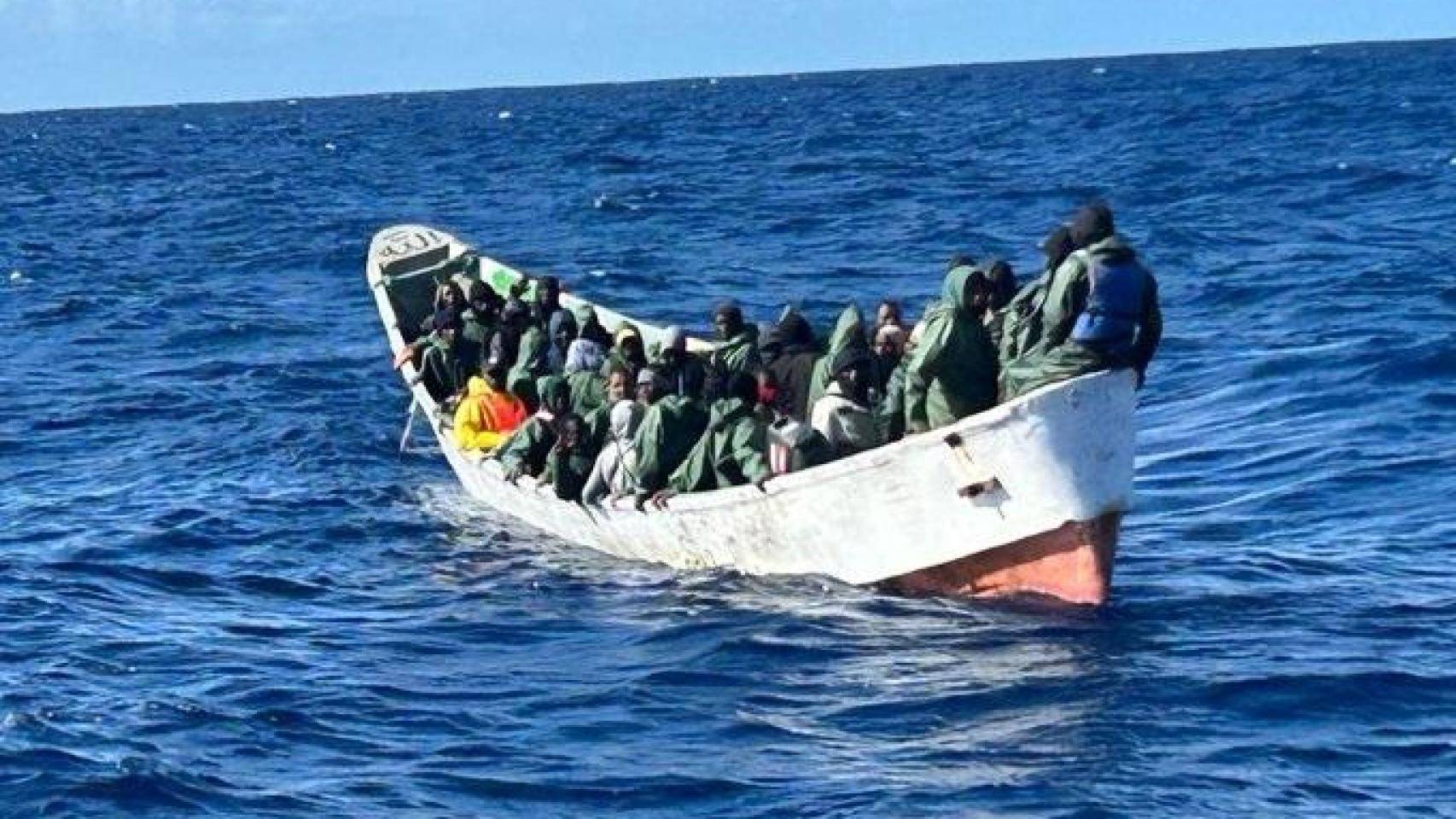 Un cayuco rescatado por Salvamento Marítimo el pasado mes de abril en la isla del Hierro.