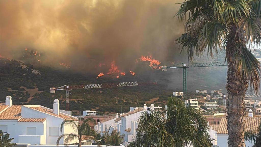 Vista del incendio declarado en la Sierra de la Plata de Tarifa.