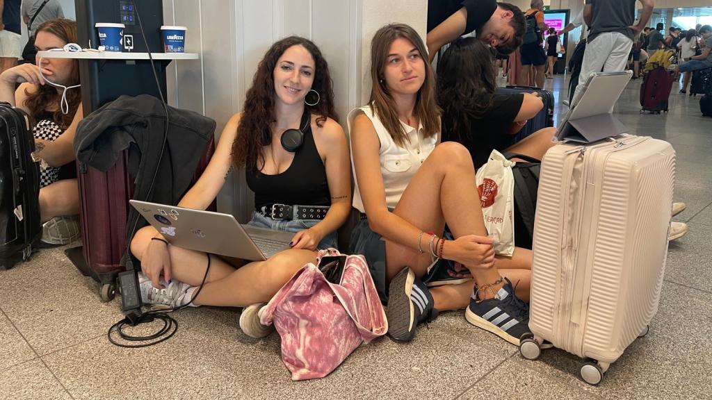 Natalia y Sara, dos viajeras esperando su tren a Galicia en Chamartín debido a las incidencias por los incendios de Orense.