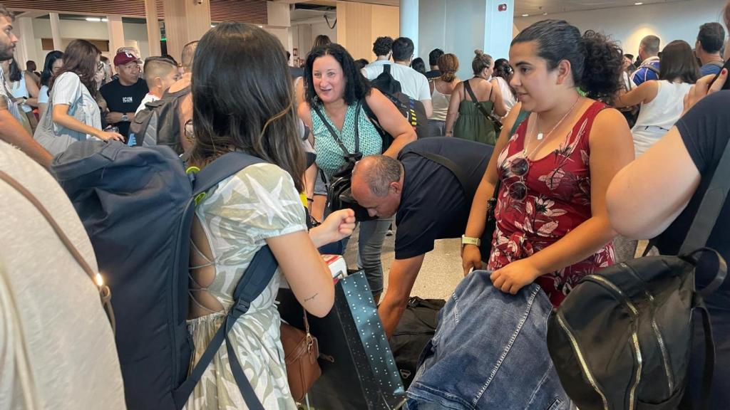 Loli, Paula y Lara dirigiéndose a la vía donde han anunciado que saldría el tren a Galicia que llevan esperando desde el miércoles.