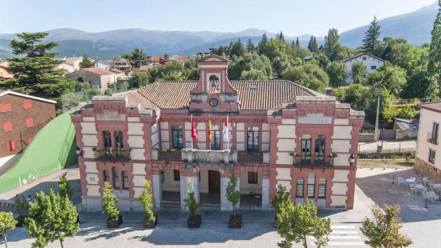 Edificio del Ayuntamiento de Rascafría.