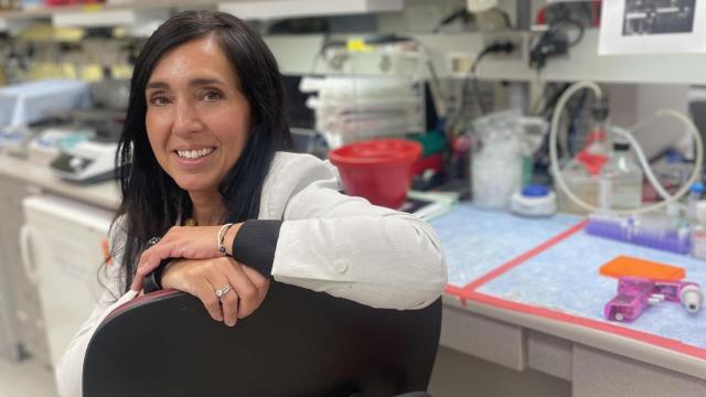 Veronica Rodriguez en el laboratorio de Mayo Clinic.