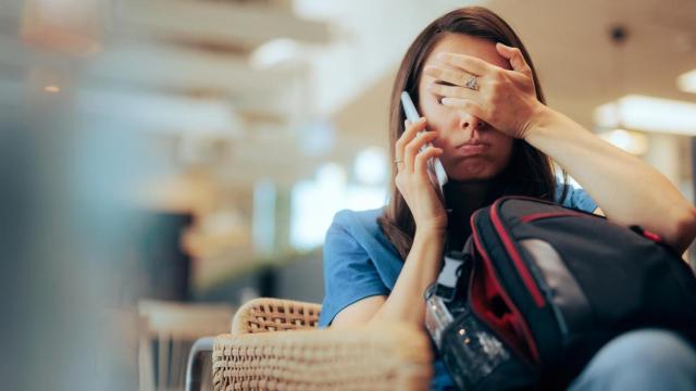 Imagen de archivo de una chica sufriendo en un aeropuerto antes de irse de vacaciones.