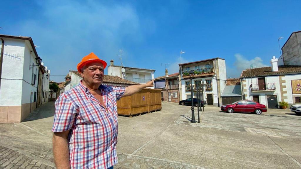 El fuego en la sierra se ve desde diferentes puntos del pueblo.