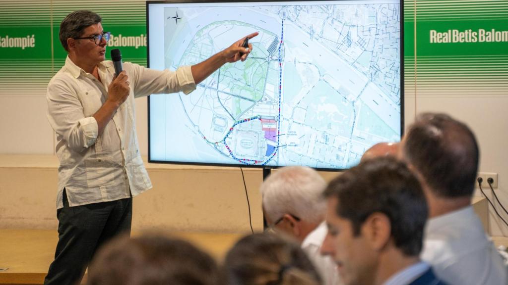 El delegado de Movilidad, Álvaro Pimentel, explica el plan de movilidad para el traslado del Betis a La Cartuja.