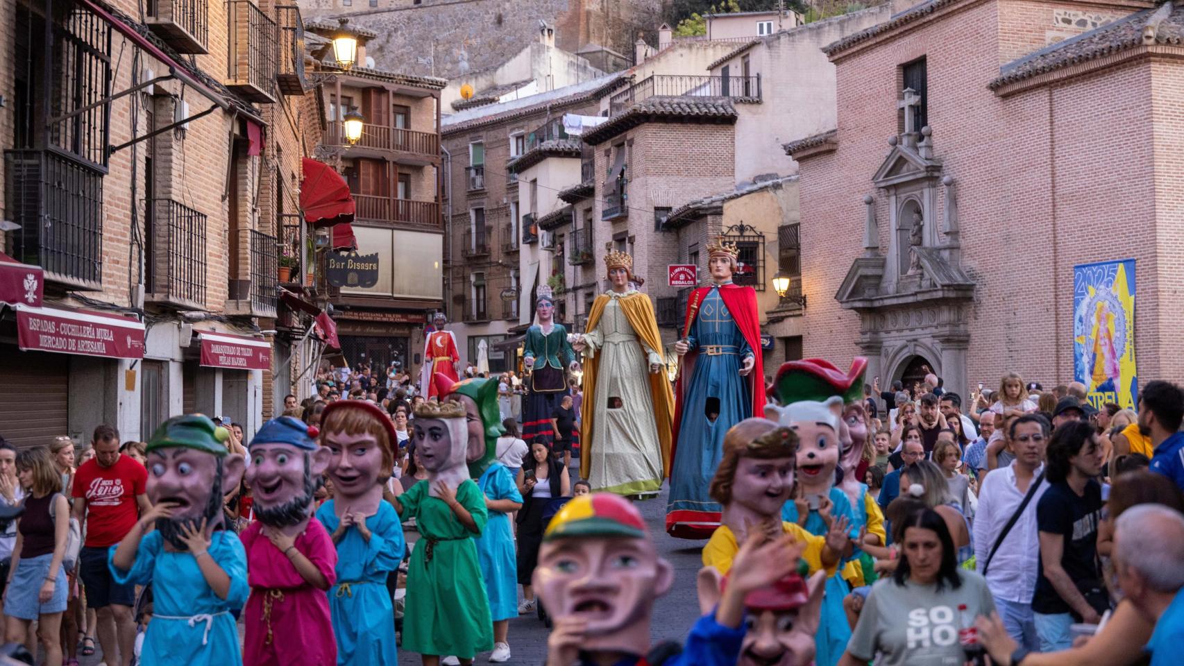 El desfile de Gigantones y Cabezudos a su paso por el Arrabal toledano.