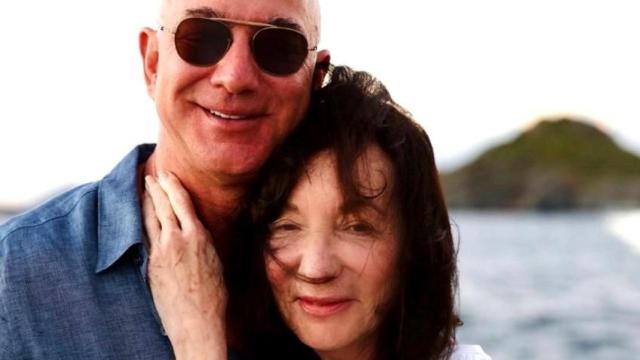 Jeff Bezos junto a su madre, Jacklyn Gise, en una imagen de sus redes sociales.