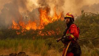 Un bombero en un incendio. EFE