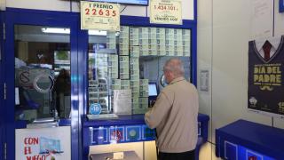 Un hombre compra lotería en una Administración de Lotería