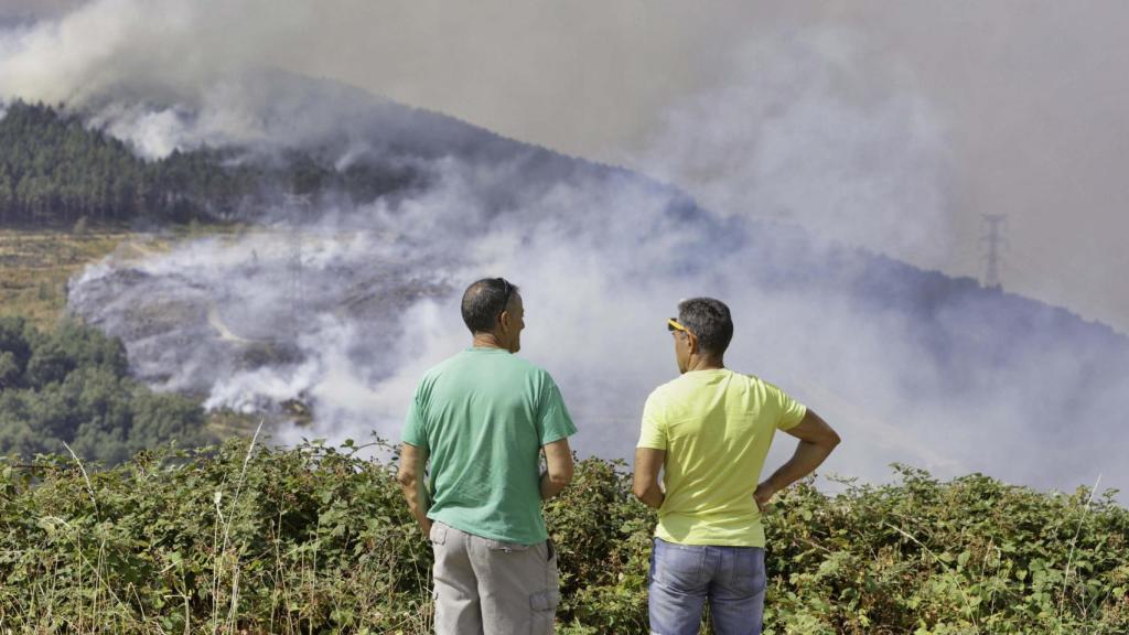 Incendio en la frontera de Galicia y Castilla y León en la localidad zamorana de Castromil