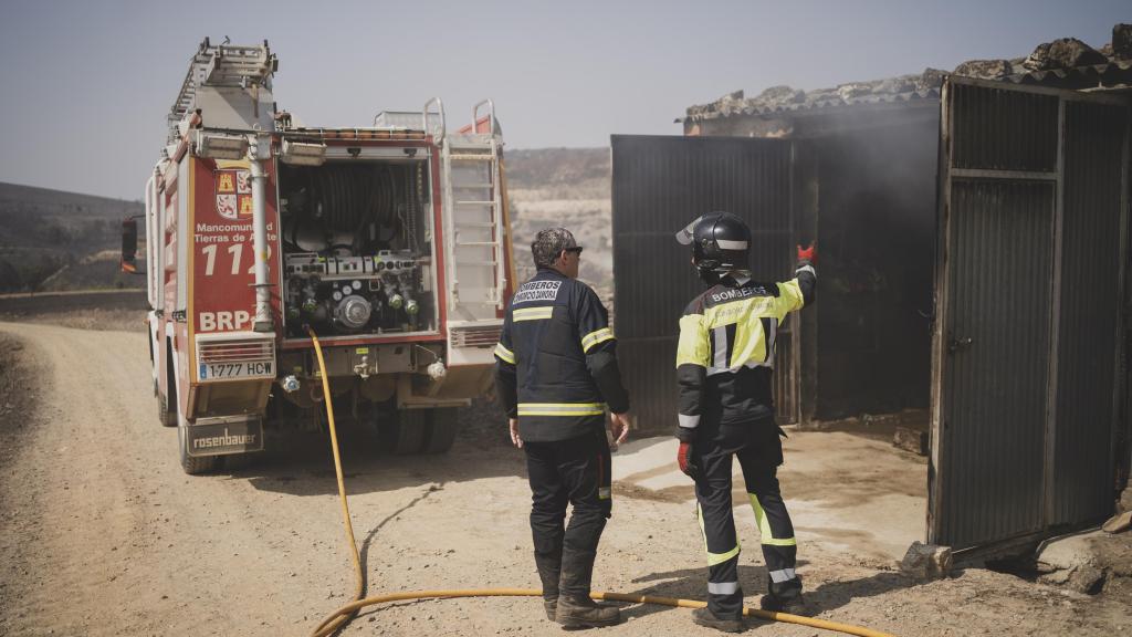 El equipo recibe una llamada para extinguir las llamas en una nave.