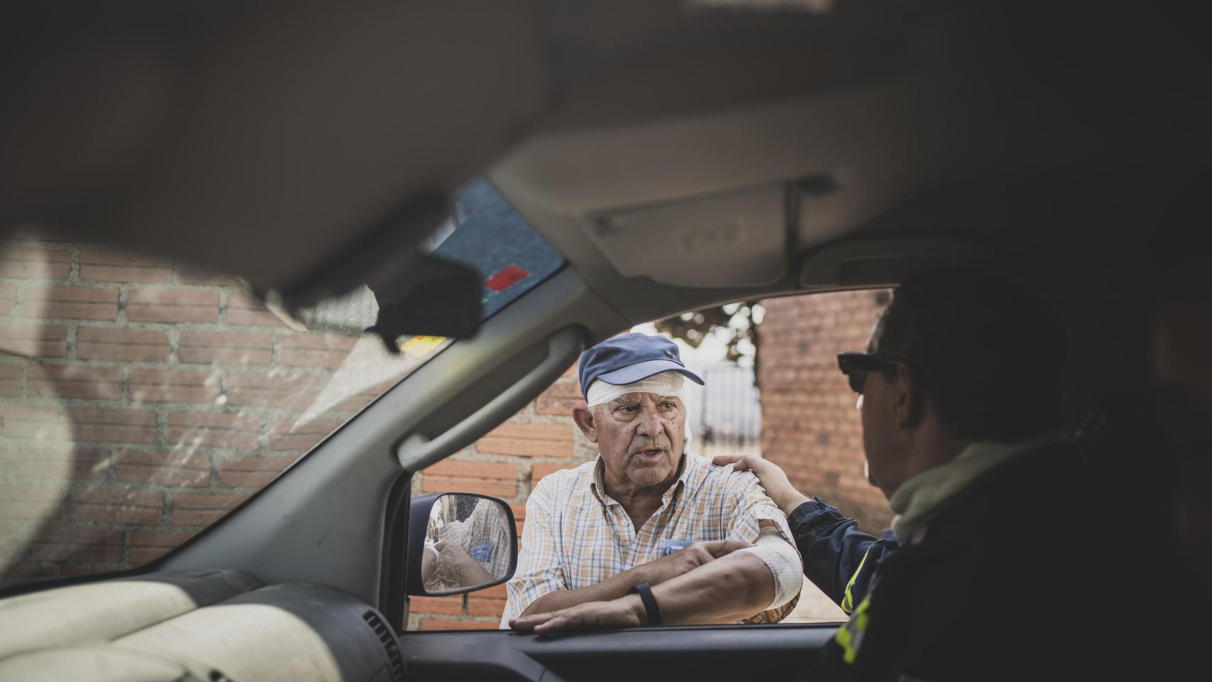 Al fondo, un herido por los incendios en Abejera