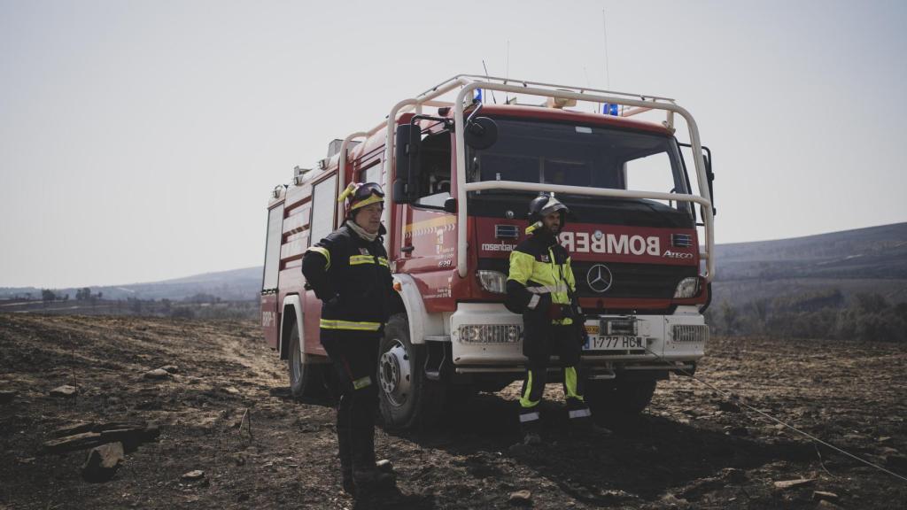 Javier Faúndez contempla el panorama junto con los bomberos.