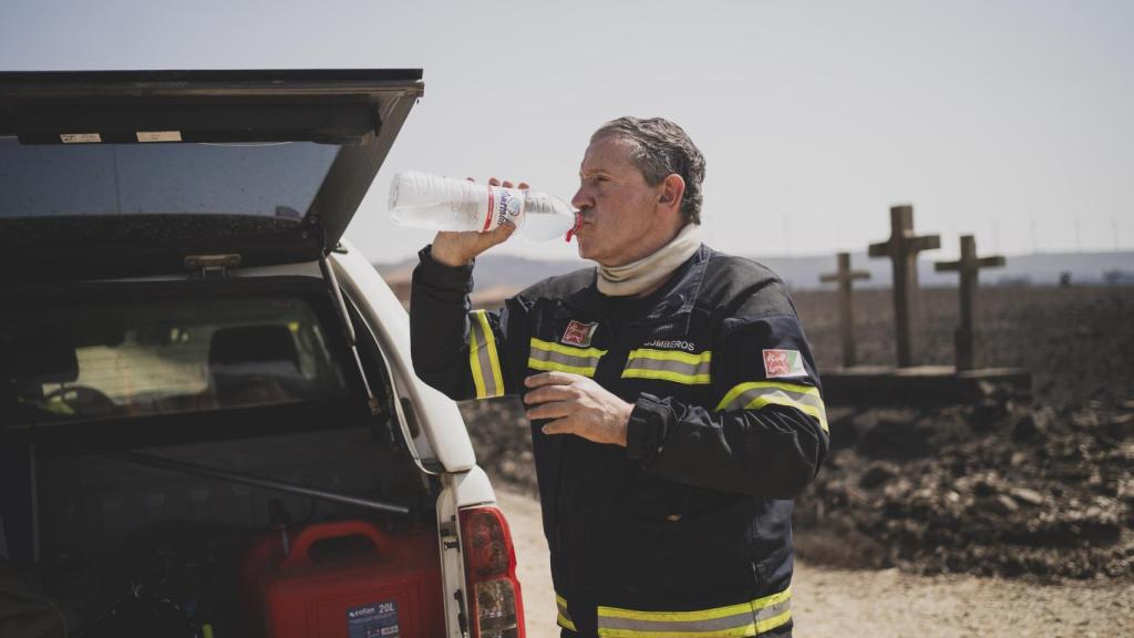 Javier Faúndez repone fuerzas antes de retomar la marcha.