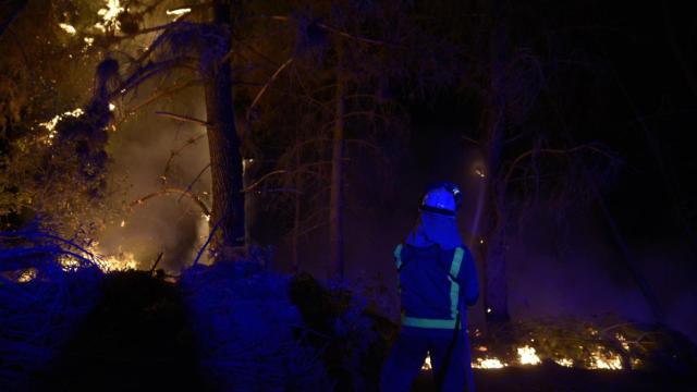 Bomberos forestales tratan de extinguir el fuego en Vences, en Monterrei (Ourense)