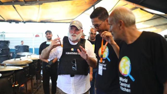 El chef José Andrés, durante su visita a los trabajadores de WCK en Israel y Gaza.