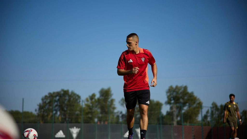 Izeta, en un entrenamiento con el CD Mirandés.
