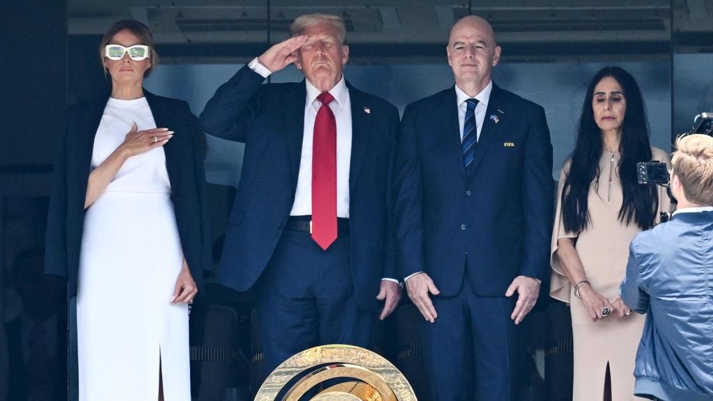 Donald Trump y Melania Trump junto al presidente de a FIFA, Gianni Infantino, el 13 de julio de 2025.