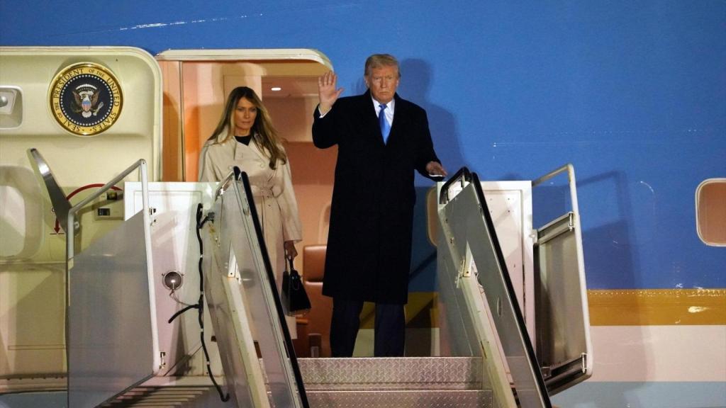 Donald Trump y Melania Trump a su llegada al aeropuerto Leonardo Da Vinci en Italia, en abril de 2025.