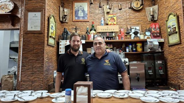 Francisco Pérez (a la izquierda), dueño del local.