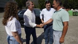 El presidente de la Junta de Castilla y León, Alfonso Fernández Mañueco, junto al presidente de PP nacional, Alberto Nuñez Feijóo, durante su visita al Puesto de Mando Avanzado ubicado en Palacios del Sil (León)
